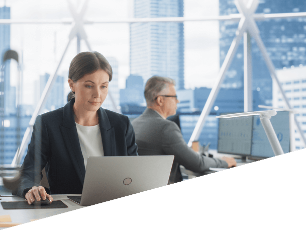dos personas haciendo Servicios de Suscripción Empresarial